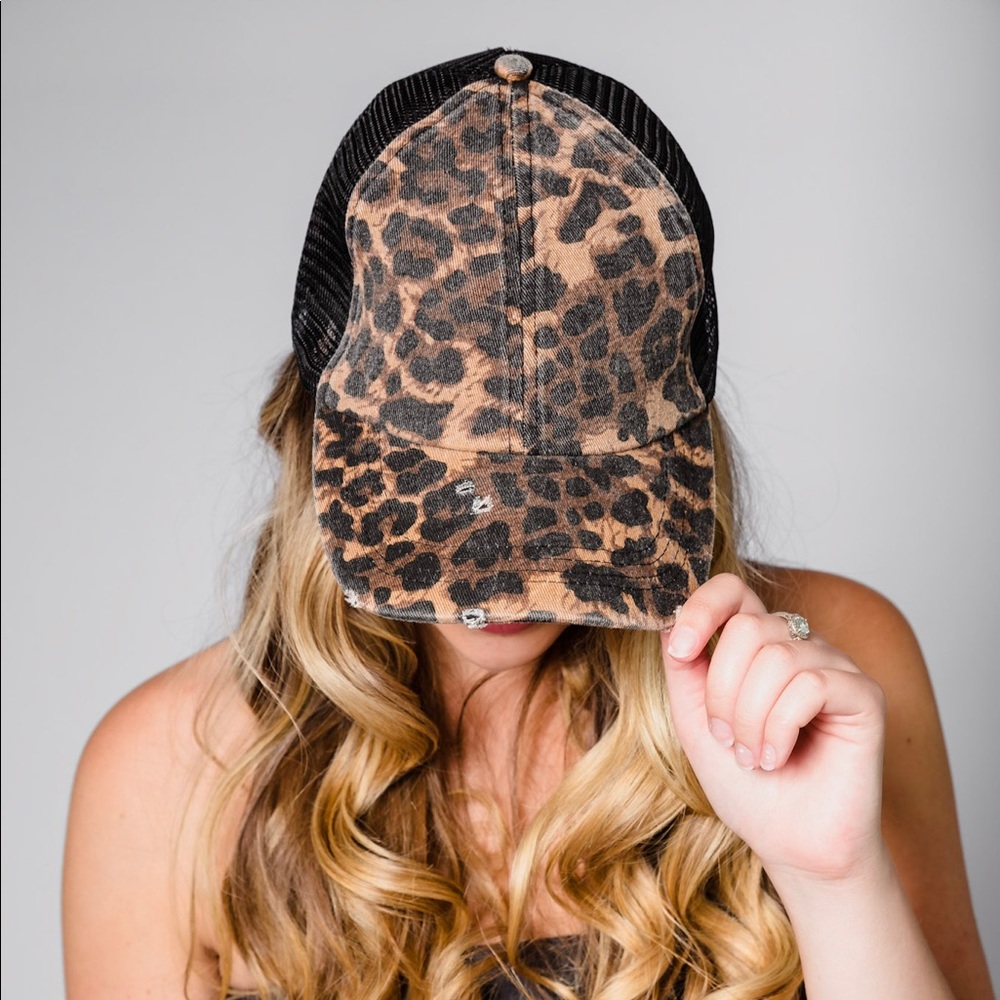 DISTRESSED LEOPARD HAT